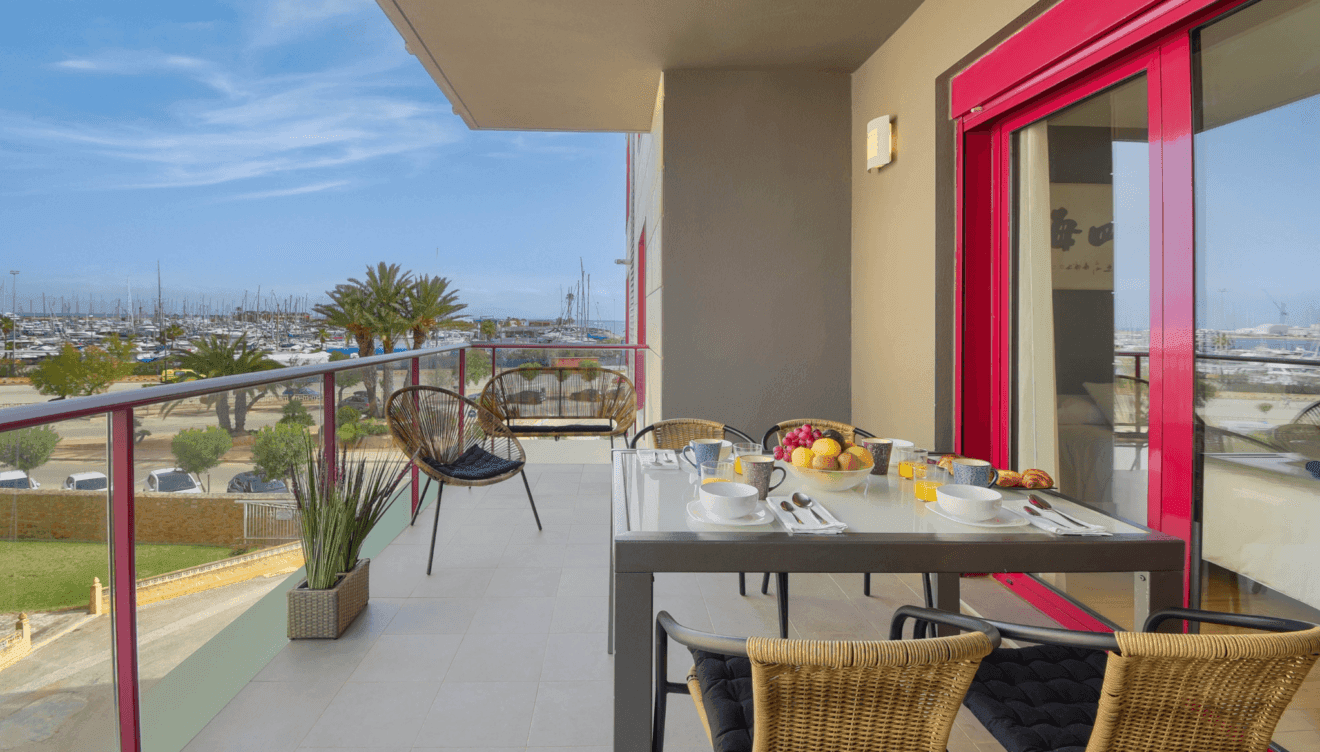 Modernidad y estilo en este apartamento con terraza privada y vistas al mar de Pool Villas