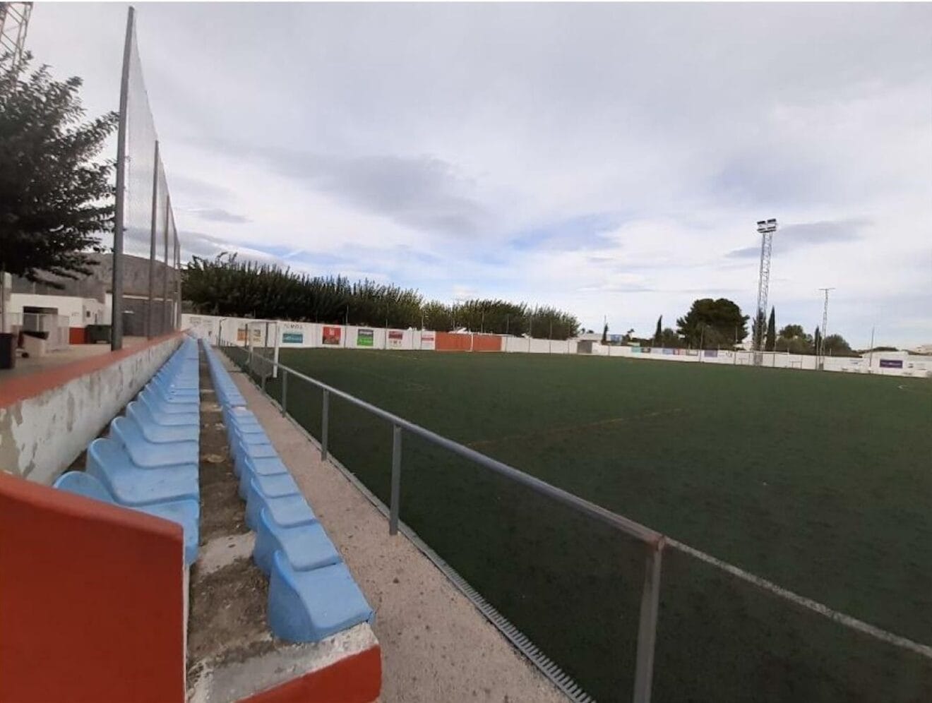 Ondara inicia la renovación del césped artificial del campo de fútbol municipal