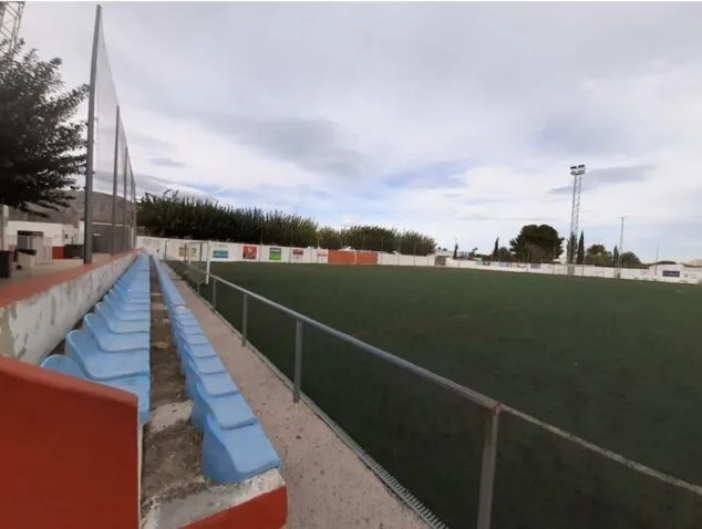 Imagen: Ondara inicia la renovación del césped artificial del campo de fútbol municipal