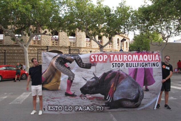Imagen: Pancarta contra la tauromaquia en Ondara