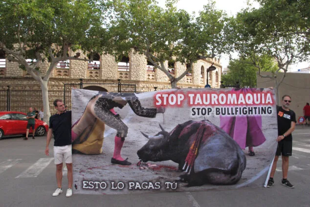 Imagen: Pancarta contra la tauromaquia en Ondara