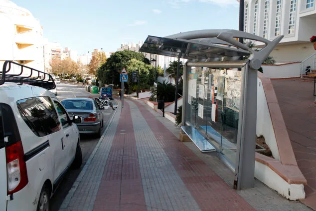 Calp aprueba la modificación del servicio de transporte urbano con mejoras sostenibles y de seguridad 1 Imagen: Parada de autobús frente a la Casa de Cultura de Calp