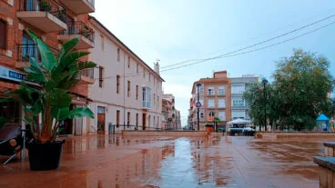 Plaça del Mercat de Pego tras la lluvia (archivo)