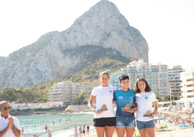 Imagen: Podio femenino de la X Vuelta a Nado al Peñón de Ifach