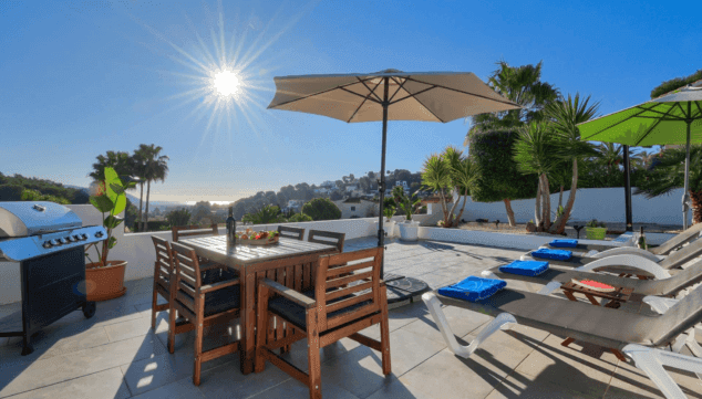 prepara deliciosos menjars en aquesta moderna cuina amb electrodomèstics complets i accés directe al menjador