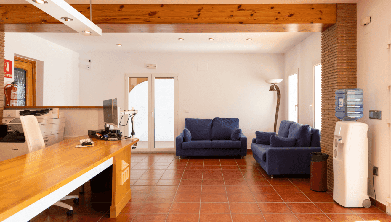 Recepción luminosa y acogedora, donde el equipo de Pool Villas te ayudará a encontrar la propiedad ideal