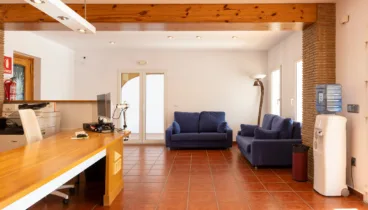 Recepción luminosa y acogedora, donde el equipo de Pool Villas te ayudará a encontrar la propiedad ideal