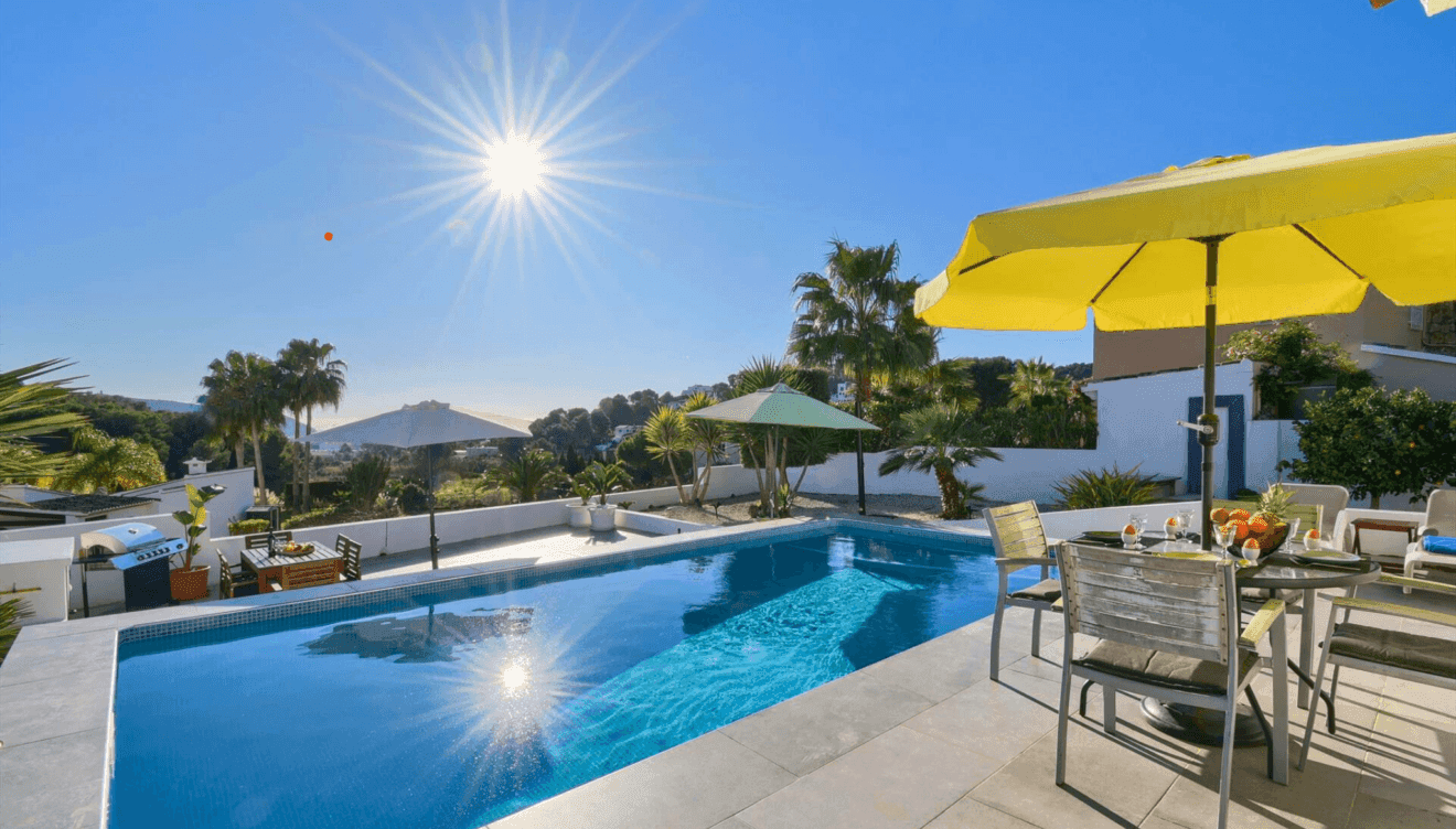 Relájate en la piscina privada y disfruta del sol en las tumbonas