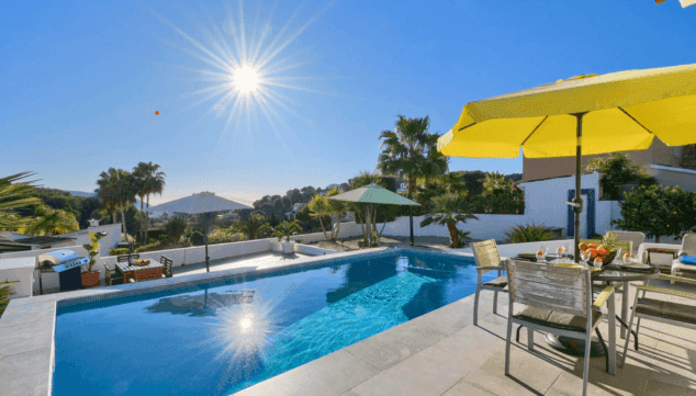 relaxa't a la piscina privada i gaudeix del sol a les gandules