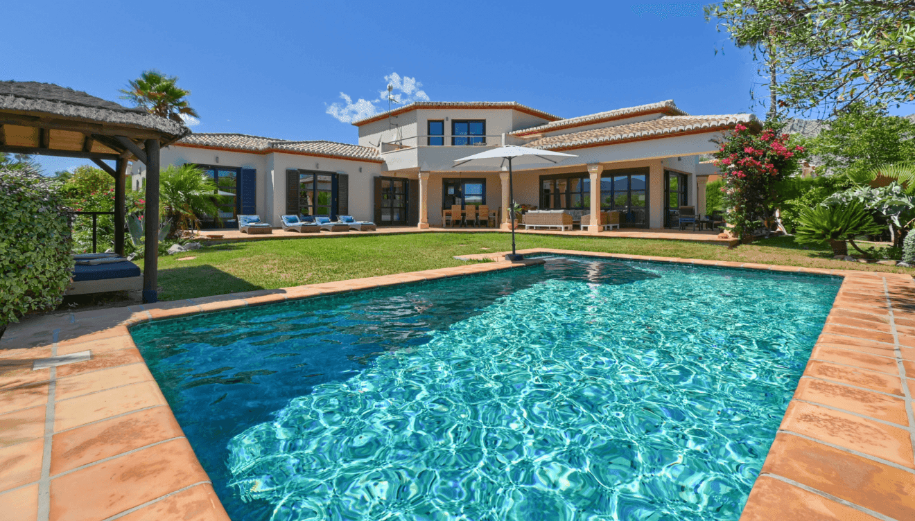 Villa con amplios jardines y espacios para descansar disfrutando del sol mediterráneo