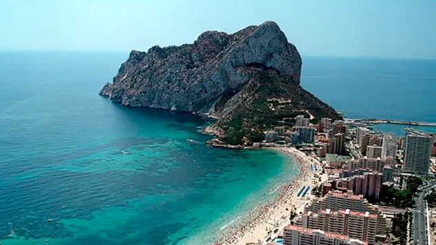 Calp lanza la campaña de empadronamiento «Hagamos crecer nuestro pueblo» 1 Imagen: Vista del Peñón de Ifach de Calp