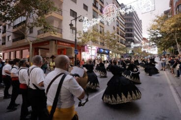 Actuación de  Masters Ballet acompañado por la Colla de Xirimiters del Carellot en el 9 d’Octubre en Calp este 2024