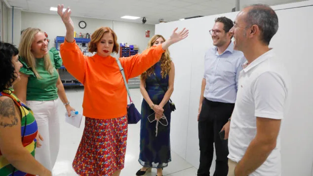Imagen: Agatha Ruiz de la Prada en la fábrica de Rolser de Pedreguer