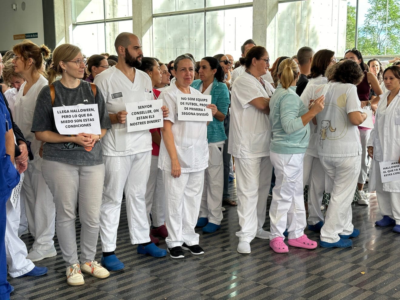 Algunas pancartas de los trabajadores del Departamento de Salud en la concentración frente al Hospital de Dénia