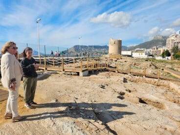 Ana Sala y la arqueóloga dels Banys de la Reina de Calp