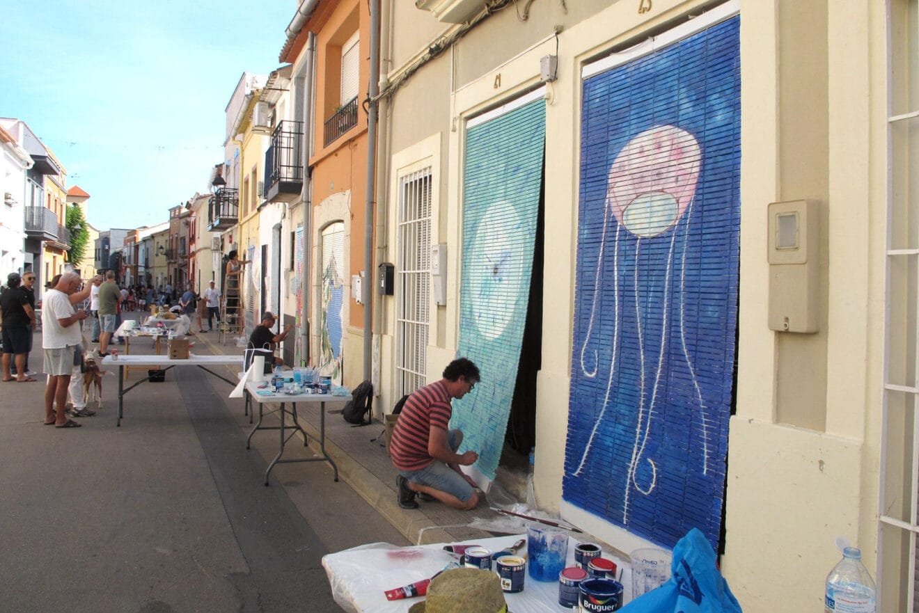 Artistas en la intervención de Persianes amb Art 2024 en Els Poblets