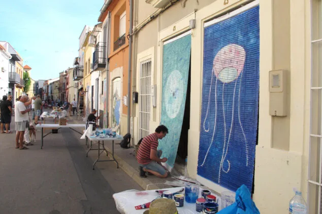 Imagen: Artistas en la intervención de Persianes amb Art 2024 en Els Poblets
