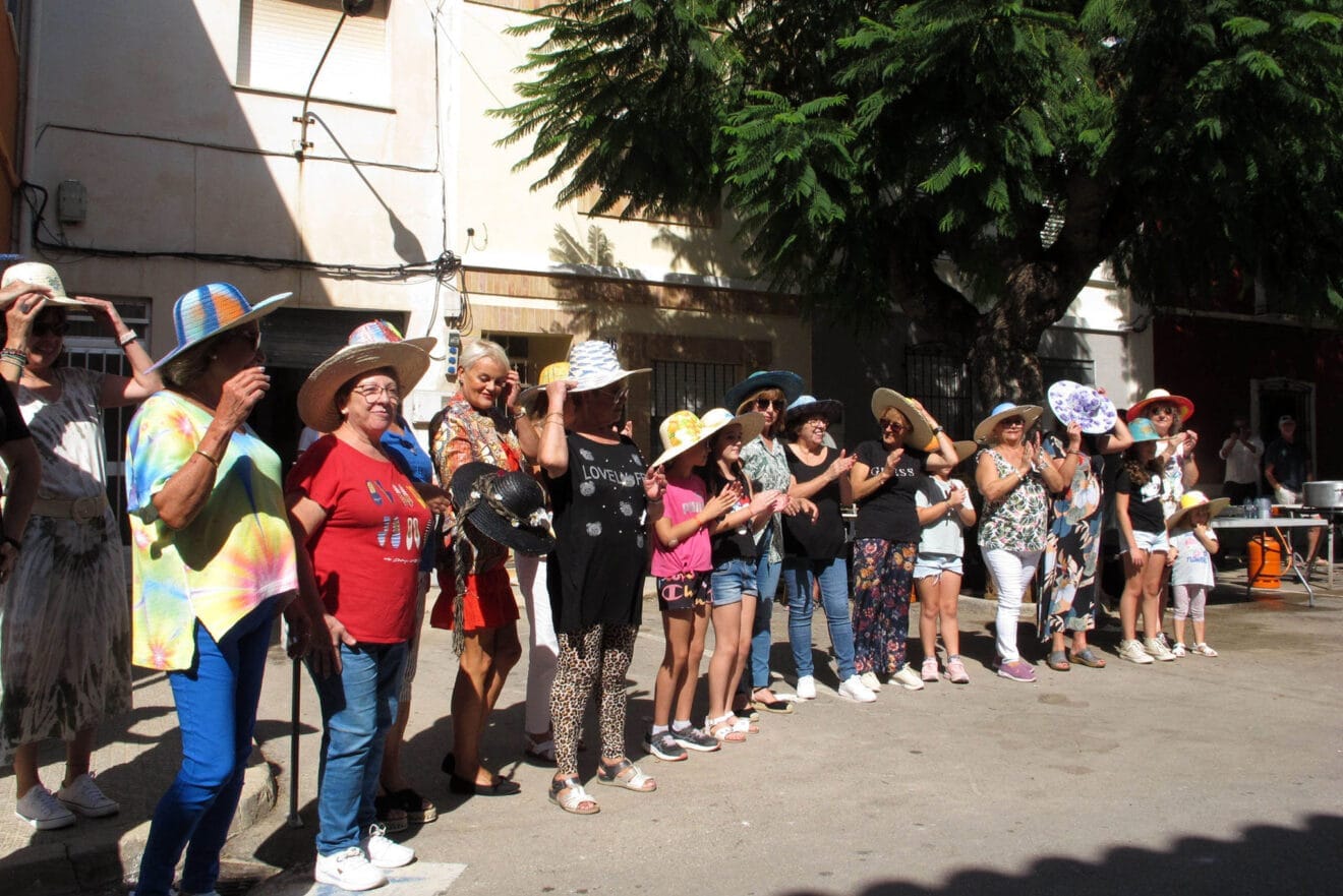 Associació de dones d'Els Poblets durante el desfile de 'Capells' en Els Poblets