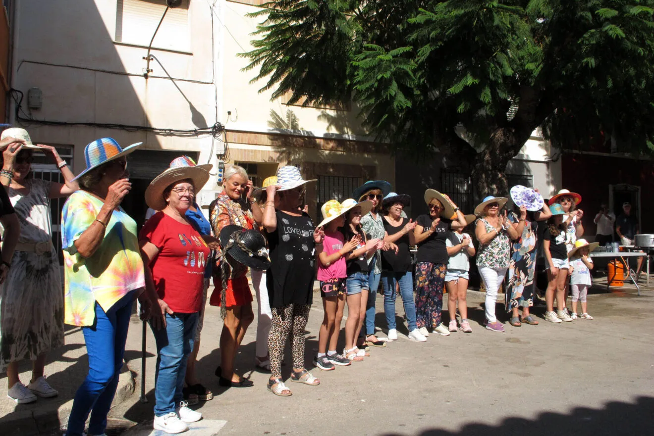 Associació de dones d'Els Poblets durante el desfile de 'Capells' en Els Poblets
