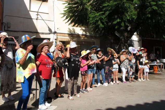 Imagen: Associació de dones d'Els Poblets durante el desfile de 'Capells' en Els Poblets