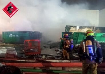 Bomberos en el incendio de un almacén de chatarra en el polígono industrial de Pedreguer