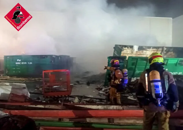 Siguen sofocando el incendio que afecta a un almacén de chatarra en el polígono industrial de Pedreguer 2 Imagen: Bomberos en el incendio de un almacén de chatarra en el polígono industrial de Pedreguer