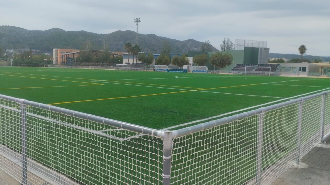 Césped renovado del campo de fútbol municipal de Pedreguer