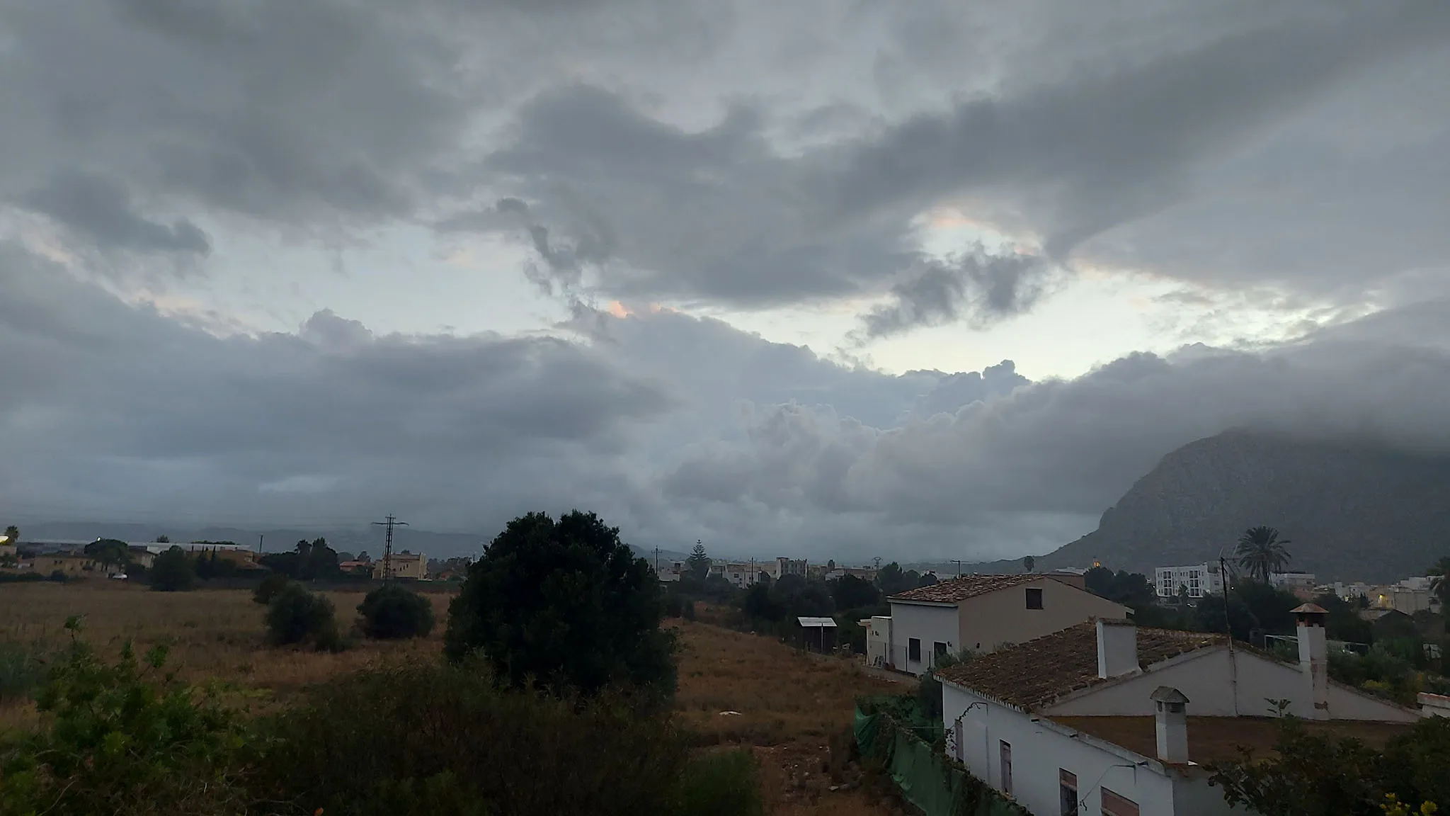 cielo cubierto por las nubes hacia el interior de la marina alta