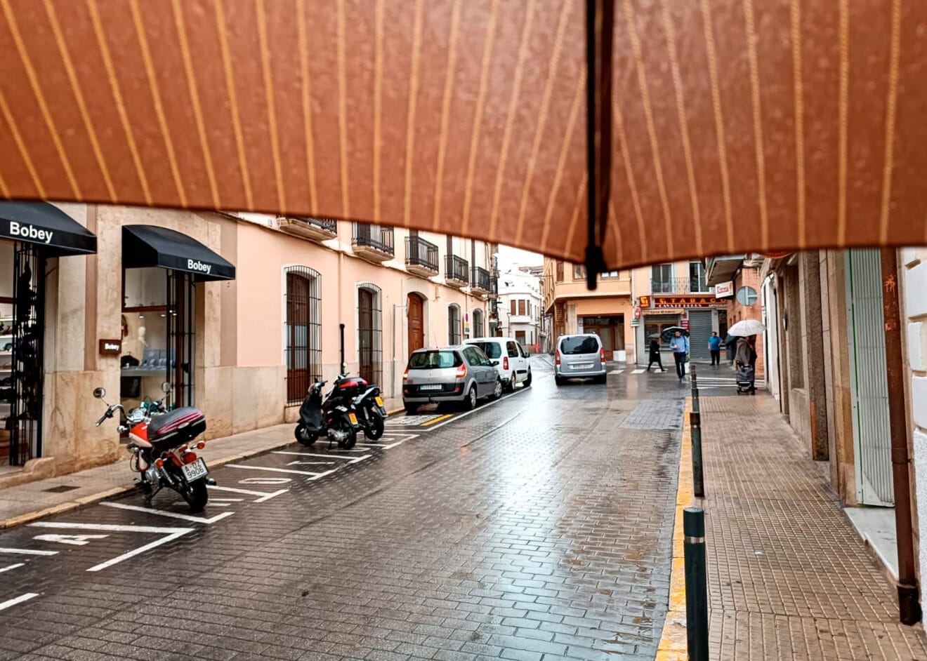 Día de lluvia en Pego bajo el paraguas (archivo)