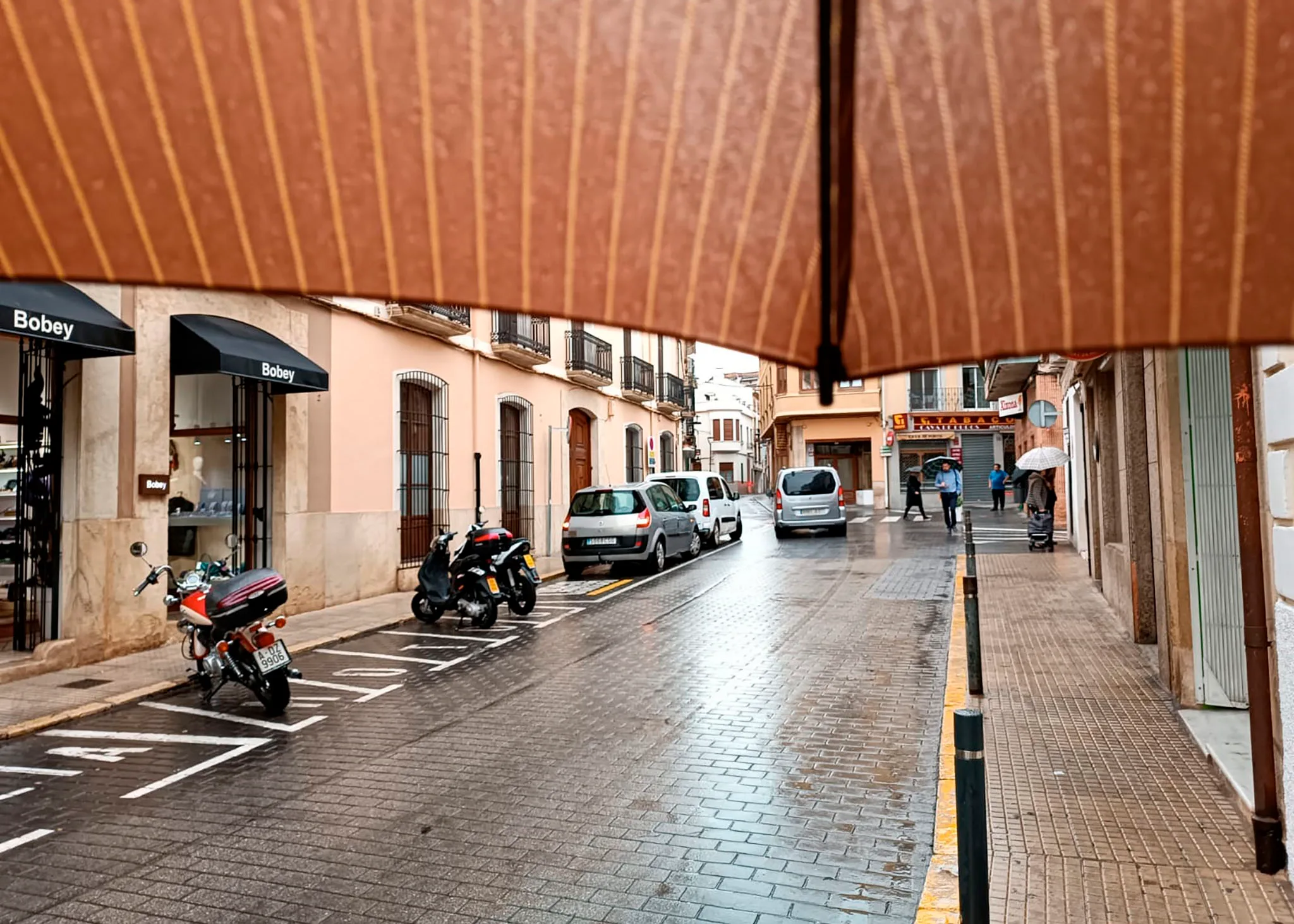 dia de lluvia en pego bajo el paraguas archivo
