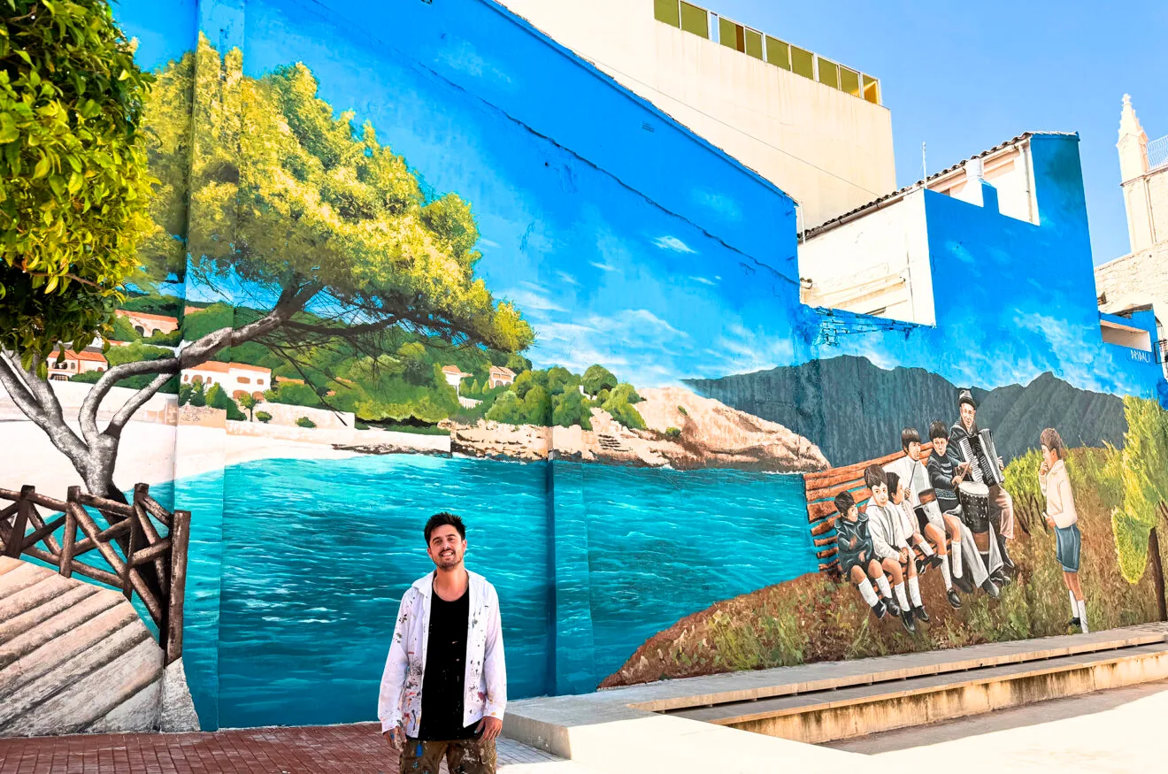 Dridali junto a su mural homenaje a Pere Bigot en Benissa