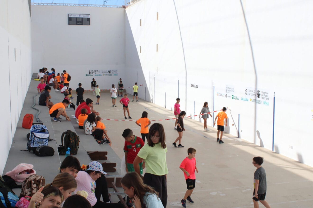 Encuentro de 'Pilota a les Trobades d'Escoles Valencianes' en el Trinquet de Ondara