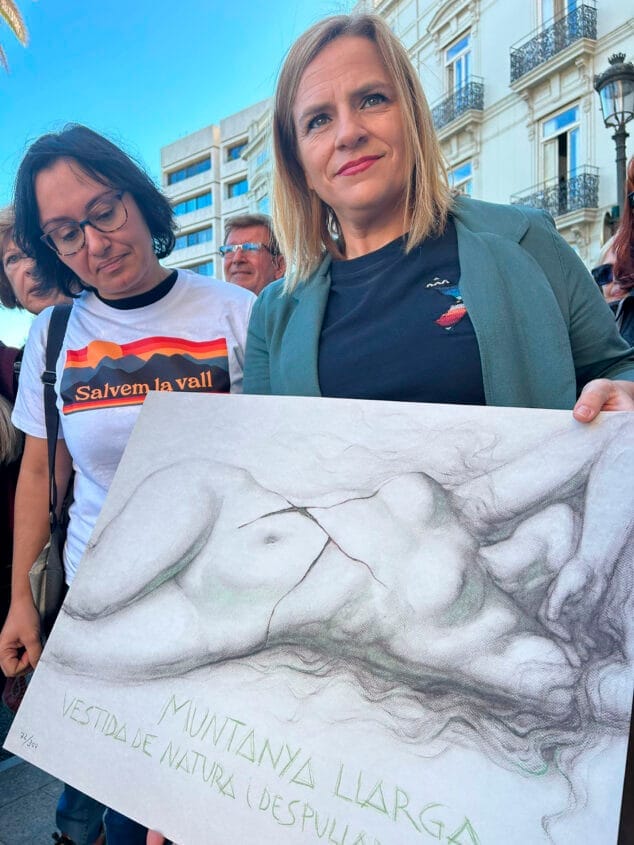 Imagen: Entrega a la delegada del Gobierno Pilar Bernabé de la carta de Salvem la Vall y la litografía de Joan Castejón