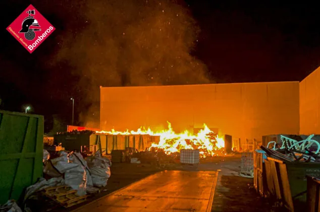 Siguen sofocando el incendio que afecta a un almacén de chatarra en el polígono industrial de Pedreguer 1 Imagen: Fuego en un almacén de chatarra en el polígono industrial de Pedreguer