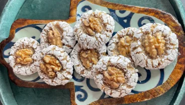 Ghribas de nueces y almendras decoradas con una delicada capa de azúcar