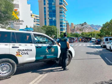 guardia civil en un mercadillo este verano