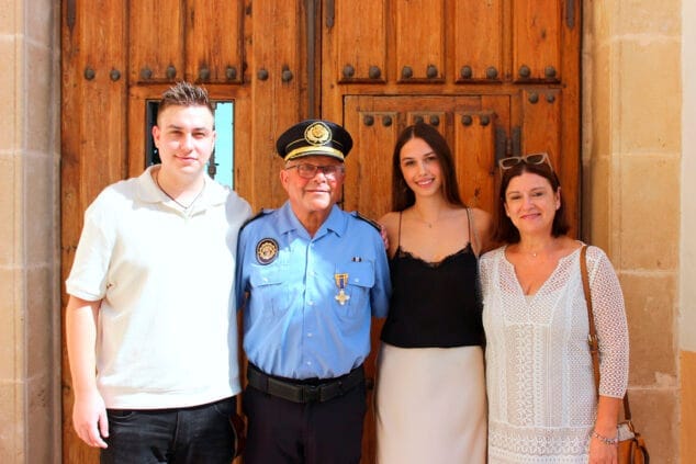 Imagen: Homenaje a José Francisco Mayans, jefe de la Policía Local en la festividad de los Ángeles Custodios en Benitatxell