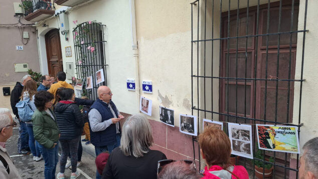 Imagen: Inauguració de la Ruta Urbana de Benialí. Projecte Pels carrers de la memòria.