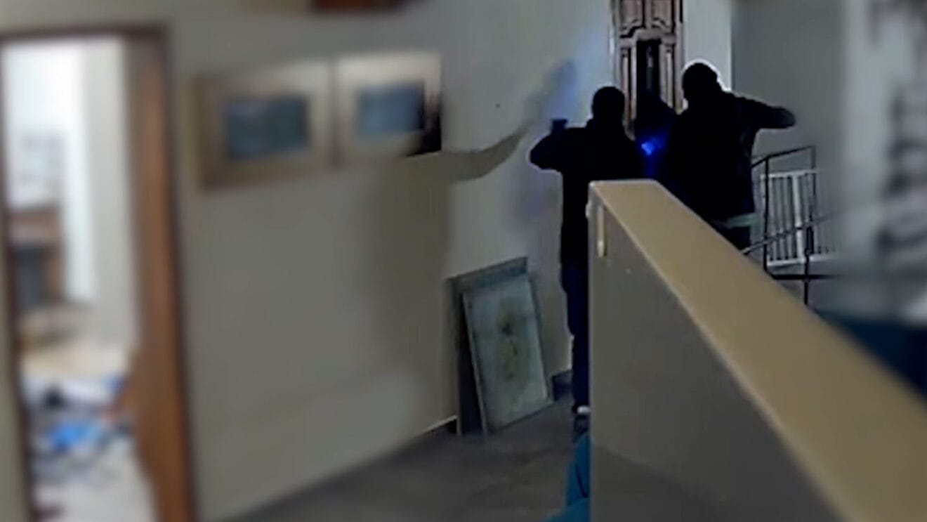 Integrantes del grupo criminal en uno de los robos en viviendas