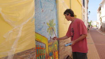 intervencion de una persiana en persianes amb art de els poblets en 2023