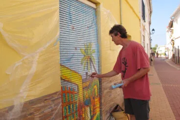 Intervención de una persiana en Persianes amb Art en Els Poblets en 2023