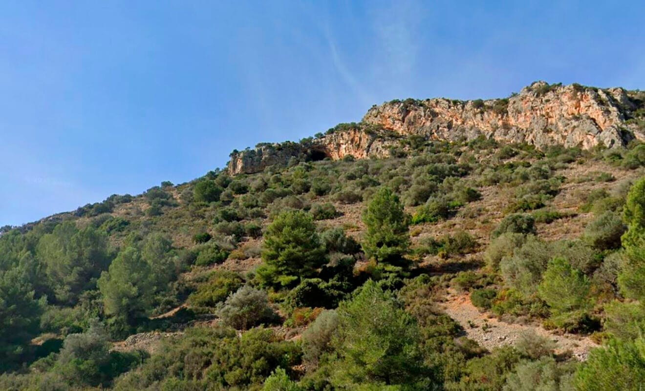 La Cova de la Garganta de Senija en lo alto