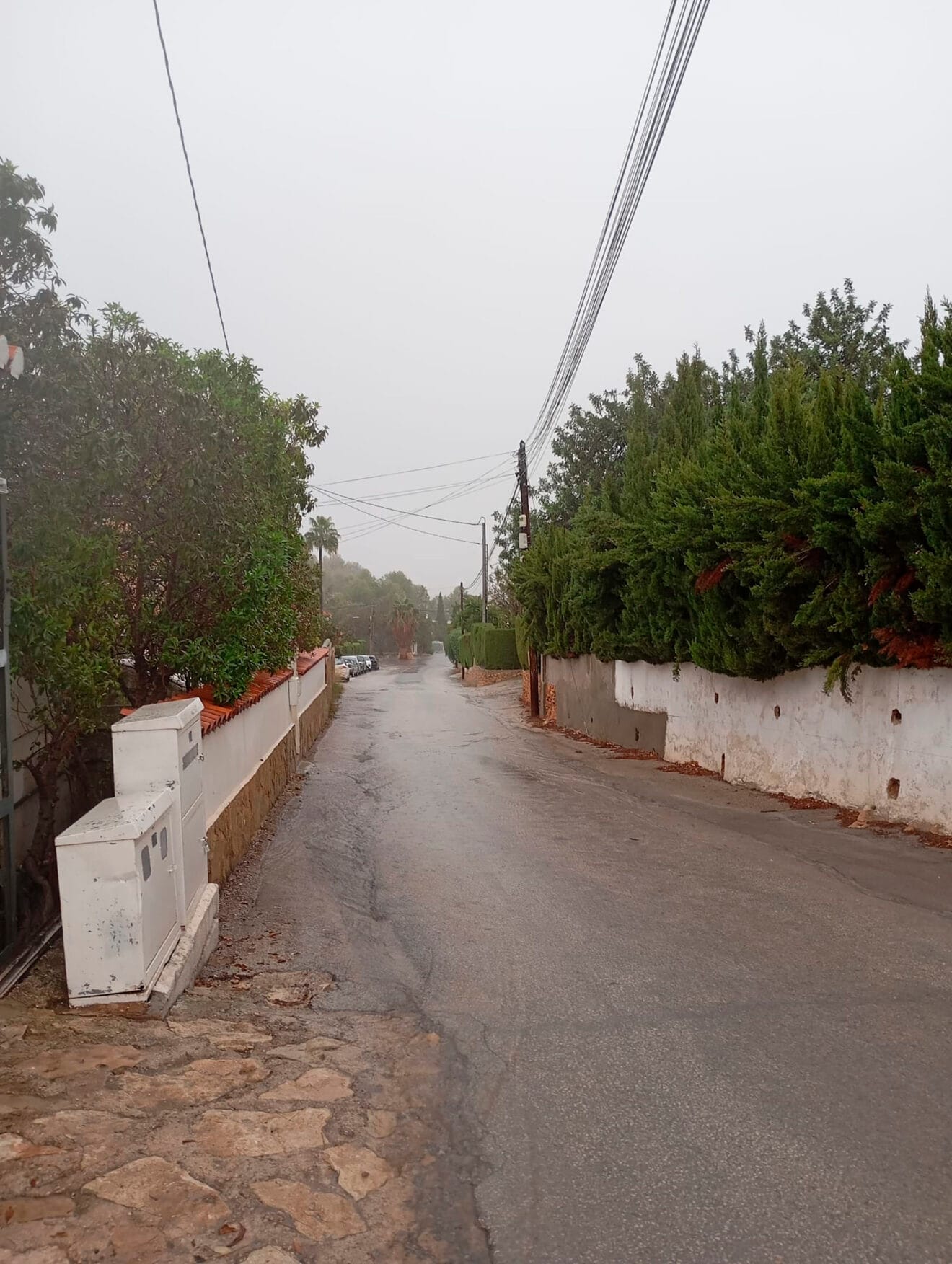 Lluvia calle abajo en una urbanización del Montgó de Dénia