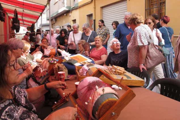 Gata de Gorgos saca a la calle todo su comercio, gastronomía y tradición 1 Imagen: Muestra de bolillos en XIX Fira Gata al Carrer 2024