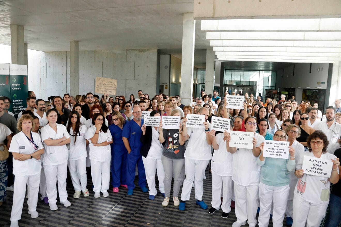 Pancartas en la concentración de sanitarios de la Marina Alta en el Hospital de Dénia