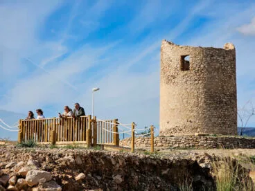 Pasarela junto a la torre del Morelló en el yacimiento arqueológico dels Banys de la Reina de Calp
