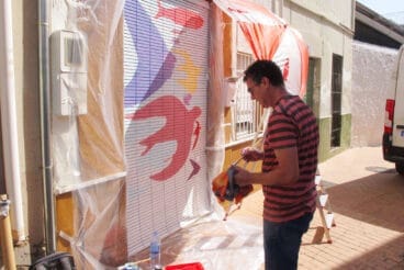 Persiana en la plaça del Castell de Els Poblets convertida en arte