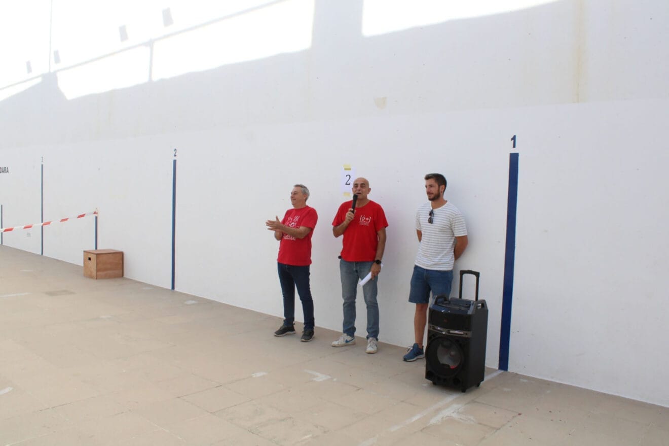 Presentación de la segunda edición de 'Pilota a les Trobades d'Escoles Valencianes' en el Trinquet de Ondara