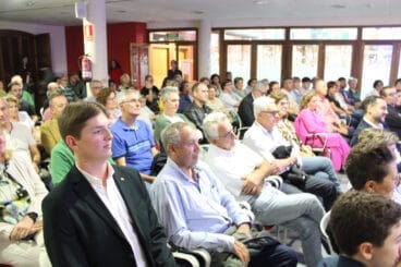 Público a la presentación del libro ‘Ondarenques, Ondarencs’ de Robert Miralles