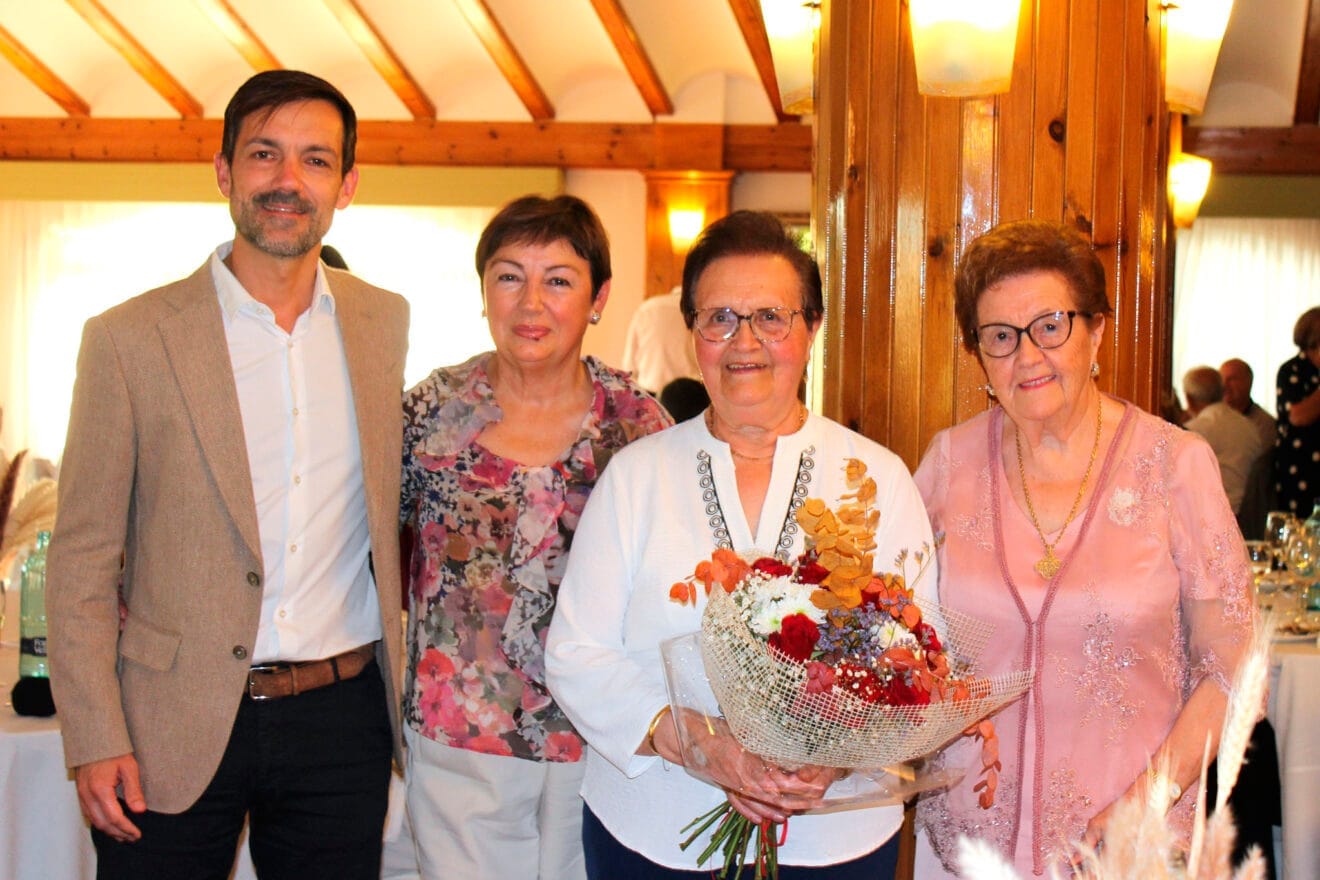 Ramo de flores a Concha Gilabert, socia de mayor edad de la Asociación de Pensionistas y Jubilados de Benitatxell